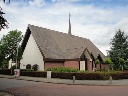  DELIVERY OF 2 LARGE CHANDELIERS CHURCH KRUININGEN NETHERLANDS 